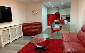Nicely Furnished 2 Bedroom Property Independent With Pakring